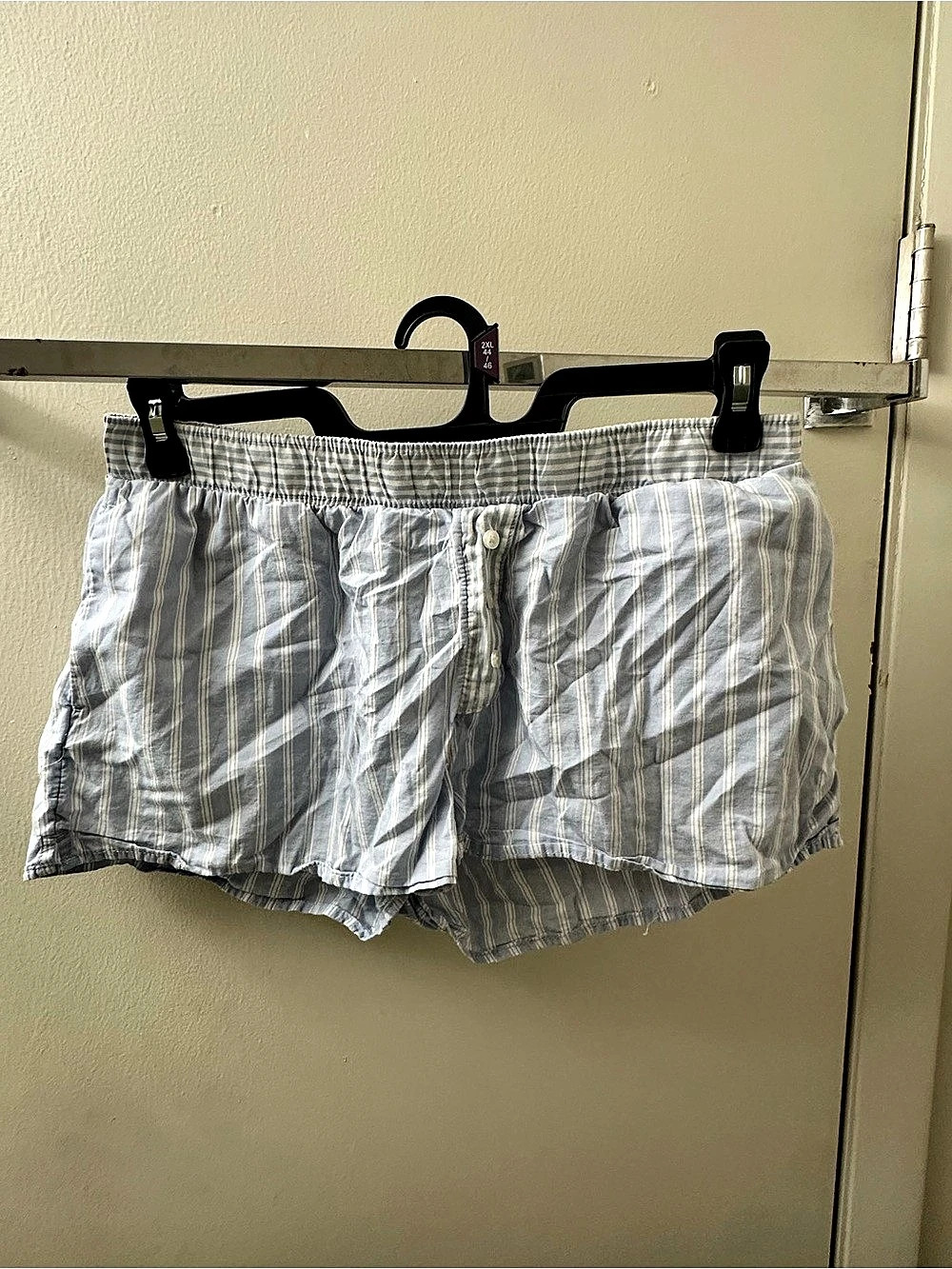 H&Medium Striped Shorts in Gray & White Size Medium